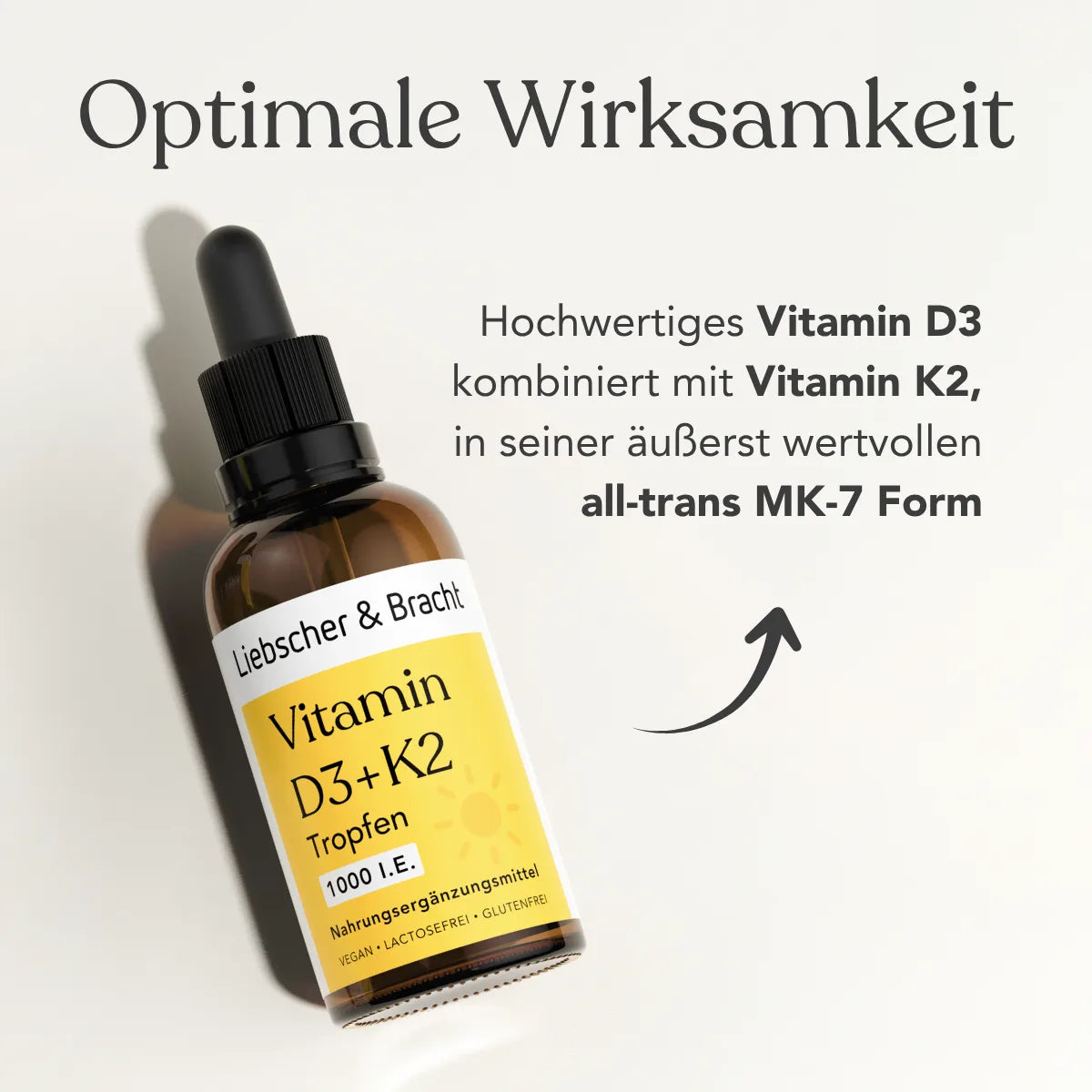 Abgebildet ist eine Braunglasflasche von Liebscher & Bracht Vitamin D3+K2 Tropfen mit Tropfverschluss, auf der ein deutscher Text die wertvolle all-trans MK-7 Form von K2 in Kombination mit D3 hervorhebt.
