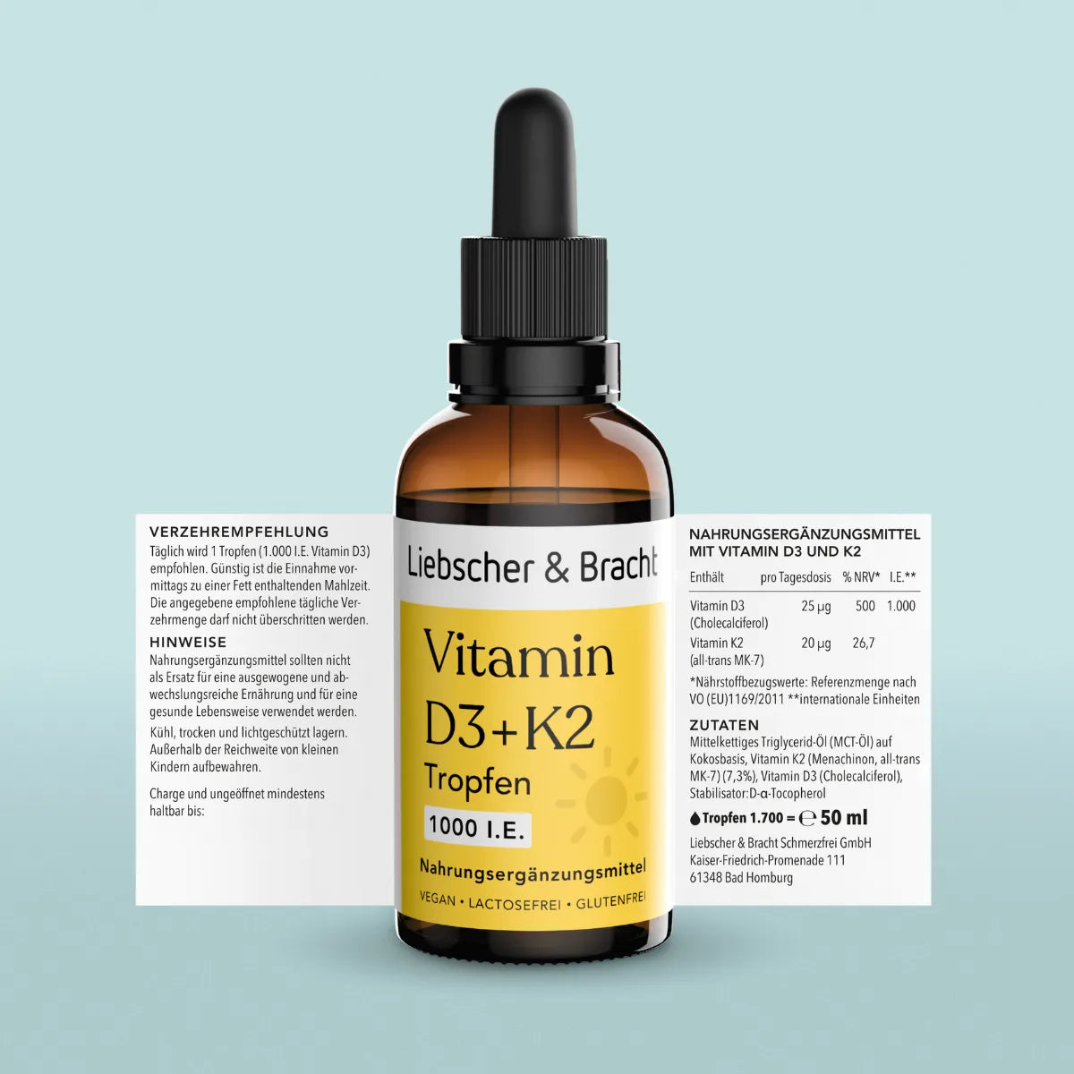 Eine Tropfflasche aus braunem Glas mit der Aufschrift Liebscher & Bracht Vitamin D3+K2 Tropfen steht vor einem hellblauen Hintergrund, auf dem auf beiden Seiten Angaben zum Produkt und Anweisungen zu finden sind.
