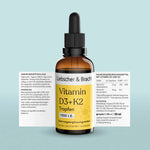 Eine Tropfflasche aus braunem Glas mit der Aufschrift Liebscher & Bracht Vitamin D3+K2 Tropfen steht vor einem hellblauen Hintergrund, auf dem auf beiden Seiten Angaben zum Produkt und Anweisungen zu finden sind.