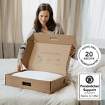 Eine Frau öffnet eine Liebscher & Bracht Kissen-Verpackung und enthüllt ein weißes Kissen, Symbolbilder mit Anweisungen sowie Aufkleber für eine 20-tägige Testphase und den Kundenservice.