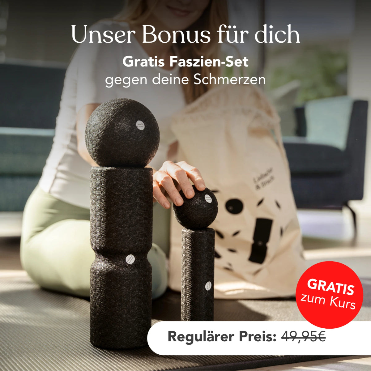 Eine Frau sitzt auf einer Matte hinter gestapelten schwarzen Schaumstoffrollen und einem Ball und demonstriert die Vorteile des „Funktionellen Faszientrainings (Beweglichkeit)“ von Liebscher & Bracht als Teil eines ganzheitlichen Bewegungskonzepts. Der Text hebt ein kostenloses Faszien-Set zur Schmerzlinderung hervor – regulärer Preis 49,95 €, jetzt kostenlos bei Buchung Ihres Online-Kurses. Im Hintergrund ist eine beigefarbene Tasche zu sehen.