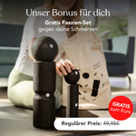 Eine Frau sitzt auf einer Matte hinter gestapelten schwarzen Schaumstoffrollen und einem Ball und demonstriert die Vorteile des „Funktionellen Faszientrainings (Beweglichkeit)“ von Liebscher & Bracht als Teil eines ganzheitlichen Bewegungskonzepts. Der Text hebt ein kostenloses Faszien-Set zur Schmerzlinderung hervor – regulärer Preis 49,95 €, jetzt kostenlos bei Buchung Ihres Online-Kurses. Im Hintergrund ist eine beigefarbene Tasche zu sehen.
