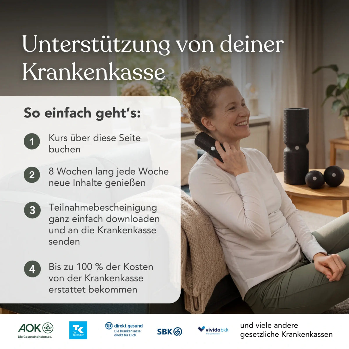 Eine lächelnde Frau sitzt auf einem Sofa und massiert sich mit einer Massagerolle den Nacken. Der Text erklärt, wie man den Online-Gesundheitskurs „Funktionelles Faszientraining (Beweglichkeit)“ von Liebscher & Bracht bucht, der sich auf Bewegungskoordination und eine aufrechte Körperhaltung konzentriert und Liebscher & Bracht-Dehnübungen beinhaltet. Der Ablauf für die Kostenerstattung durch deutsche Krankenkassen wird in vier Schritten neben den sichtbaren Logos dargestellt.