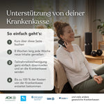 Eine lächelnde Frau sitzt auf einem Sofa und massiert sich mit einer Massagerolle den Nacken. Der Text erklärt, wie man den Online-Gesundheitskurs „Funktionelles Faszientraining (Beweglichkeit)“ von Liebscher & Bracht bucht, der sich auf Bewegungskoordination und eine aufrechte Körperhaltung konzentriert und Liebscher & Bracht-Dehnübungen beinhaltet. Der Ablauf für die Kostenerstattung durch deutsche Krankenkassen wird in vier Schritten neben den sichtbaren Logos dargestellt.