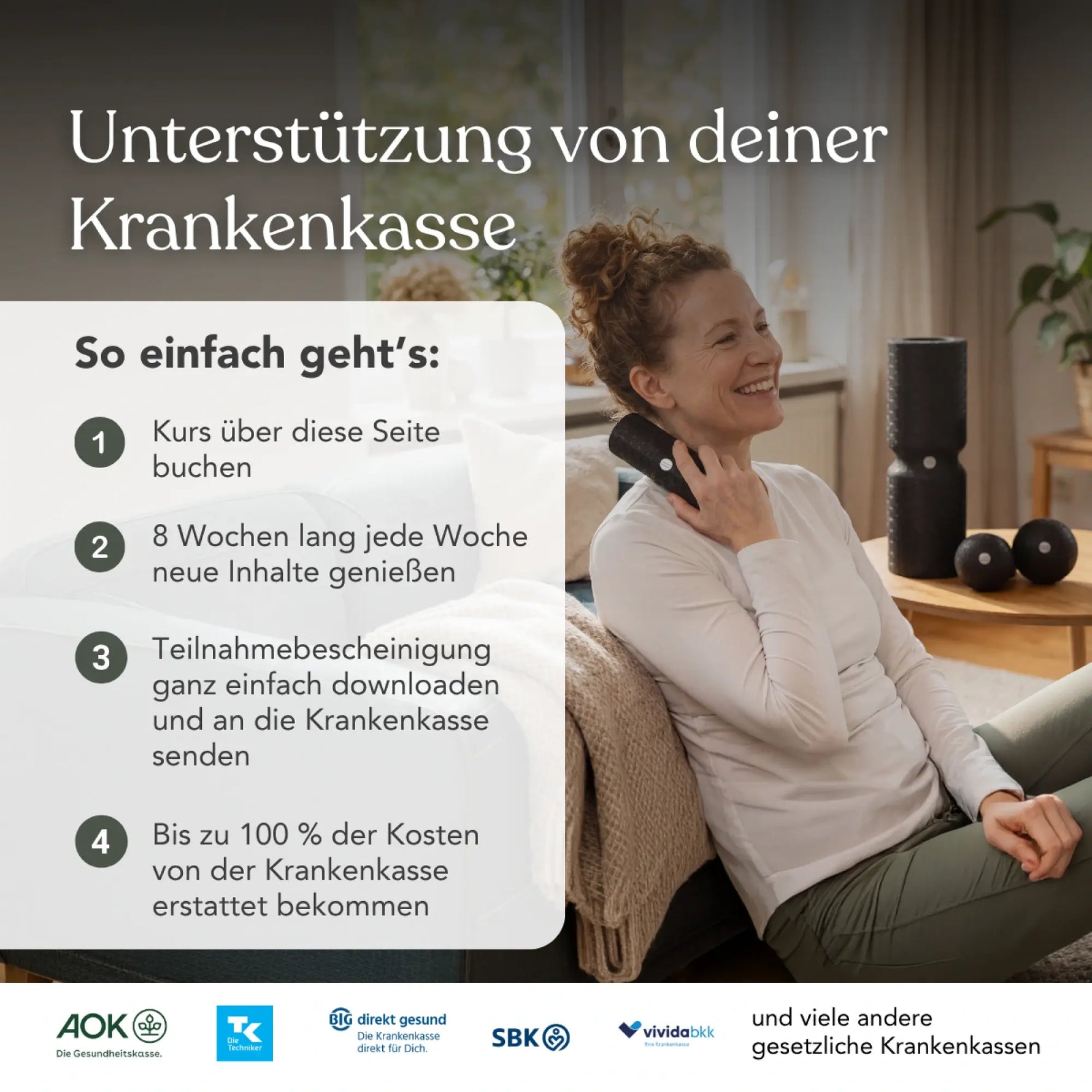 Eine lächelnde Frau sitzt auf einem Sofa und massiert sich mit einer Massagerolle den Nacken. Der Text erklärt, wie man den Online-Gesundheitskurs „Funktionelles Faszientraining (Beweglichkeit)“ von Liebscher & Bracht bucht, der sich auf Bewegungskoordination und eine aufrechte Körperhaltung konzentriert und Liebscher & Bracht-Dehnübungen beinhaltet. Der Ablauf für die Kostenerstattung durch deutsche Krankenkassen wird in vier Schritten neben den sichtbaren Logos dargestellt.
