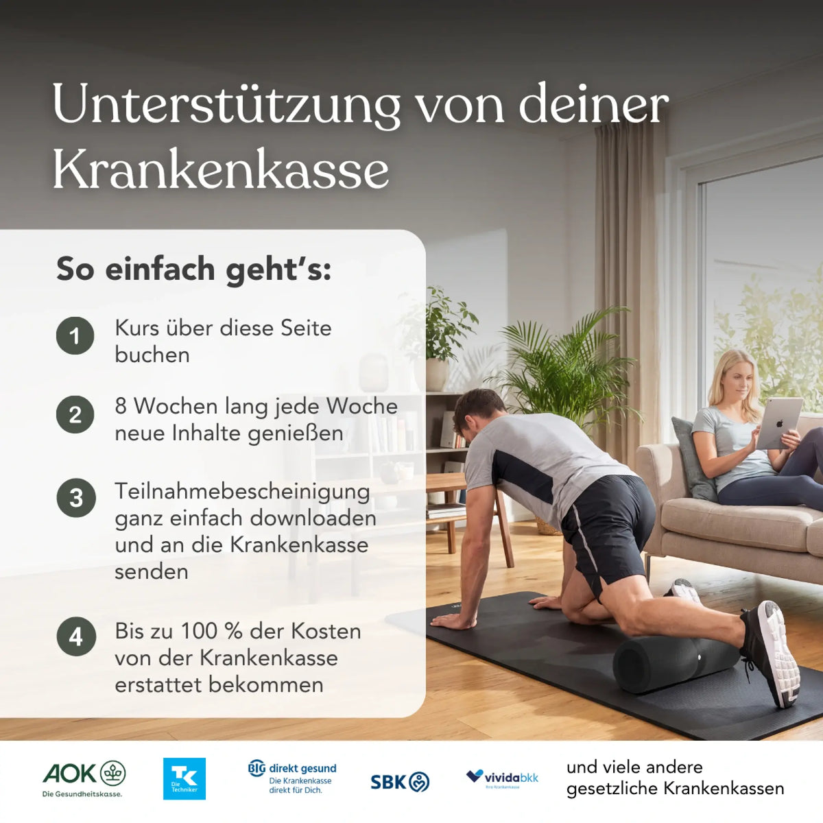 Eine Frau macht die Übungen aus einem Fitnessvideo im Fernsehen nach und führt dabei die Dehnübungen aus dem „Funktionellen Beweglichkeitstraining für den ganzen Körper“ von Liebscher & Bracht durch, während sich ein Mann auf einer Matte auf Koordinationsübungen konzentriert. Im Text wird erklärt, wie man diesen Gesundheitskurs mit Unterstützung der Krankenkasse buchen kann. Es werden vier Schritte und mehrere Logos von Krankenkassen gezeigt.