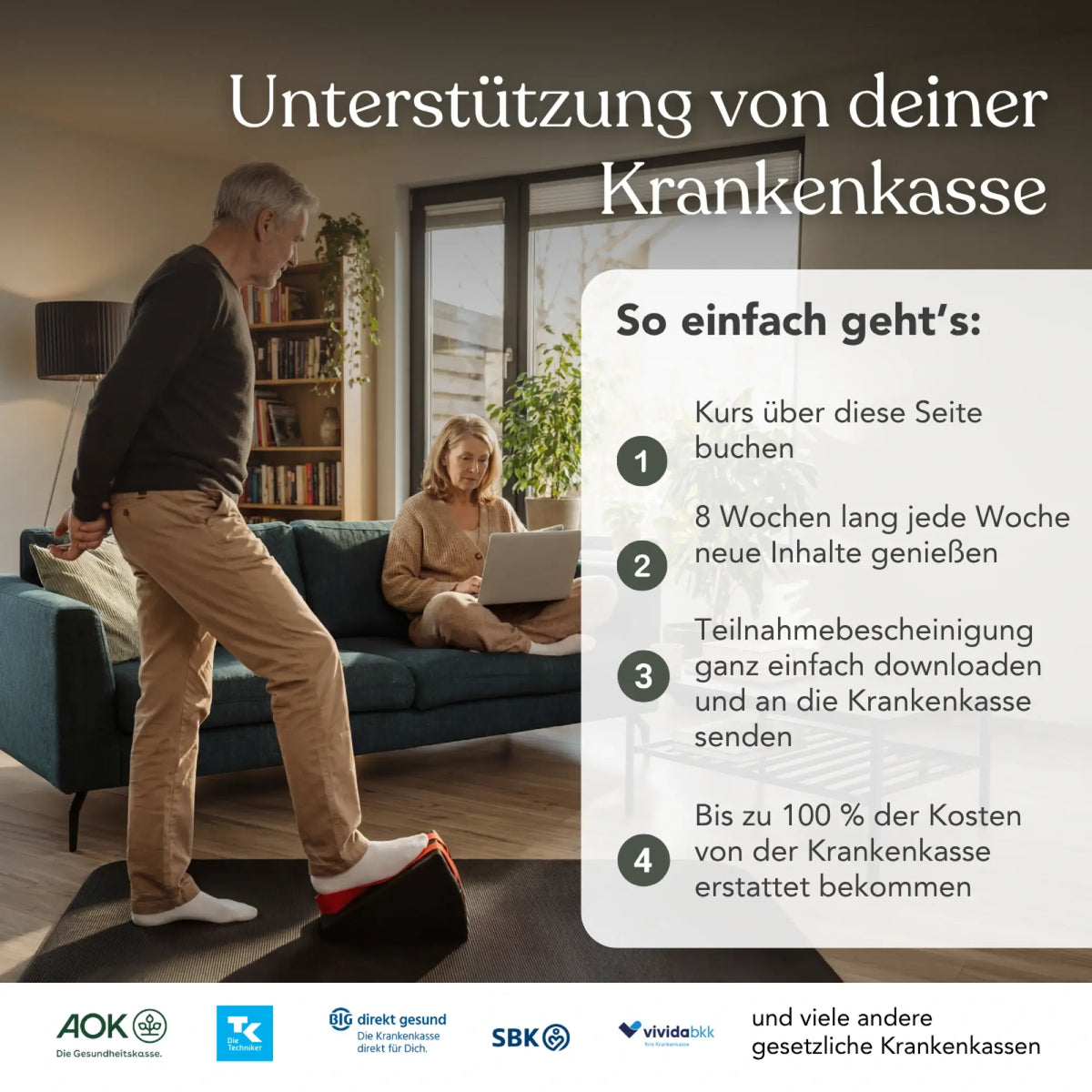 Ein älterer Mann übt „Präventives Beweglichkeitstraining für die Knie“ nach Liebscher & Bracht und balanciert dabei auf einem Bein auf einer Yogamatte, während eine Frau auf dem Sofa sitzt und an ihrem Laptop arbeitet. Ein Einblendungstext beschreibt, wie die Krankenkasse Fitnessprogramme unterstützt.