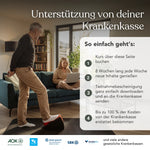 Ein älterer Mann übt „Präventives Beweglichkeitstraining für die Knie“ nach Liebscher & Bracht und balanciert dabei auf einem Bein auf einer Yogamatte, während eine Frau auf dem Sofa sitzt und an ihrem Laptop arbeitet. Ein Einblendungstext beschreibt, wie die Krankenkasse Fitnessprogramme unterstützt.