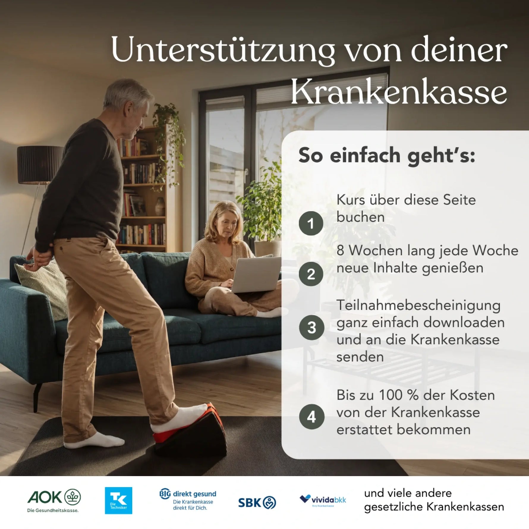 Ein älterer Mann übt „Präventives Beweglichkeitstraining für die Knie“ nach Liebscher & Bracht und balanciert dabei auf einem Bein auf einer Yogamatte, während eine Frau auf dem Sofa sitzt und an ihrem Laptop arbeitet. Ein Einblendungstext beschreibt, wie die Krankenkasse Fitnessprogramme unterstützt.