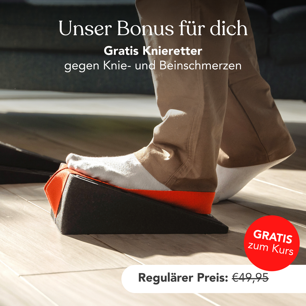 Eine Person steht auf einem schwarz-orangefarbenen Schaumstoffkeil. Melden Sie sich für das „Präventive Beweglichkeitstraining für die Knie“ von Liebscher & Bracht an und erhalten Sie einen kostenlosen „Knieretter“ gegen Knie- und Beinschmerzen (regulärer Preis 49,95 €).