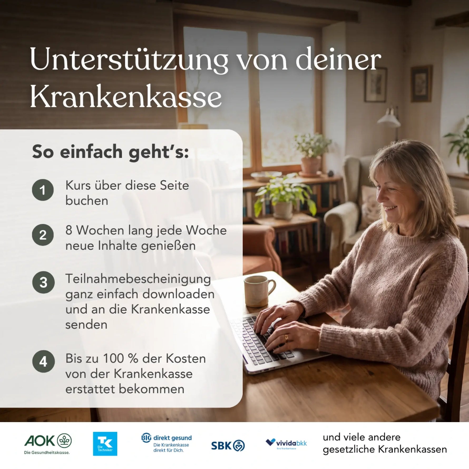 In einem gemütlichen Raum sitzt eine Frau an einem Schreibtisch und tippt auf einem Laptop. Der Text erklärt, wie man für den Online-Kurs „Präventives Beweglichkeitstraining für die Hüfte“ von Liebscher & Bracht eine Kostenübernahme durch die Krankenkasse erhalten kann, und beschreibt vier Schritte, wobei darunter die Logos mehrerer deutscher Krankenkassen zu sehen sind.