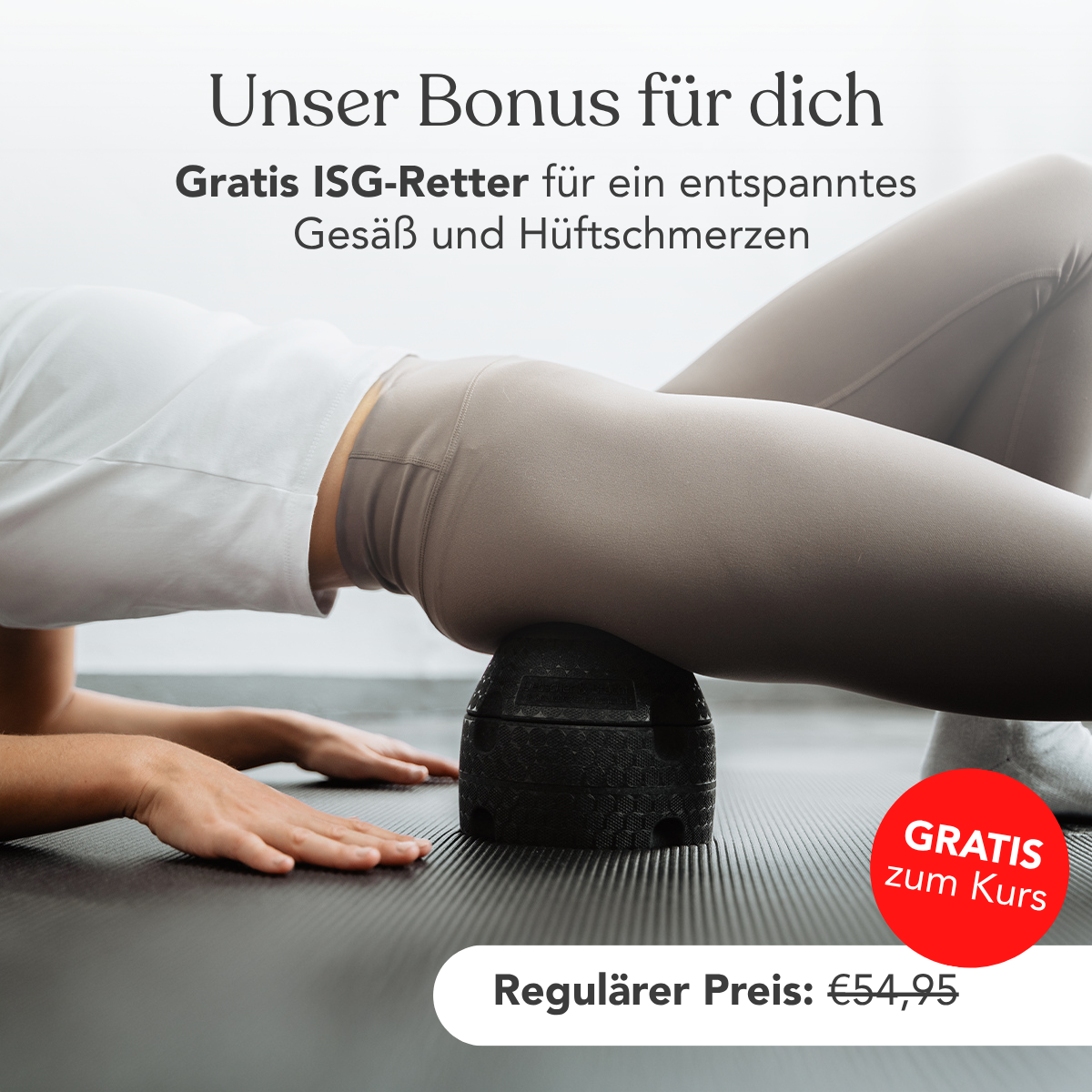 Eine Frau legt sich auf eine Matte und benutzt ein schwarzes Massagegerät unter ihrem unteren Rücken. Der deutsche Text lautet: Holen Sie sich ein kostenloses ISG-Schmerzlinderungsgerät (im Wert von 54,95 €) zum Kurs „Präventives Beweglichkeitstraining für die Hüfte“ von Liebscher & Bracht.