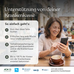 Eine lächelnde Frau mit Brille sitzt an einem Cafétisch und schaut auf ihr Smartphone. Neben ihr steht eine Kaffeetasse auf dem Tisch. Der Text erklärt, wie man sich die Kosten für das „Funktionelles Beweglichkeitstraining für den Rücken“ von Liebscher & Bracht von der Krankenkasse erstatten lassen kann – dabei werden die Vorteile dieses ganzheitlichen Konzepts für eine verbesserte Körperhaltung und mehr Wohlbefinden hervorgehoben. Unten sind die Logos großer deutscher Krankenkassen abgebildet.