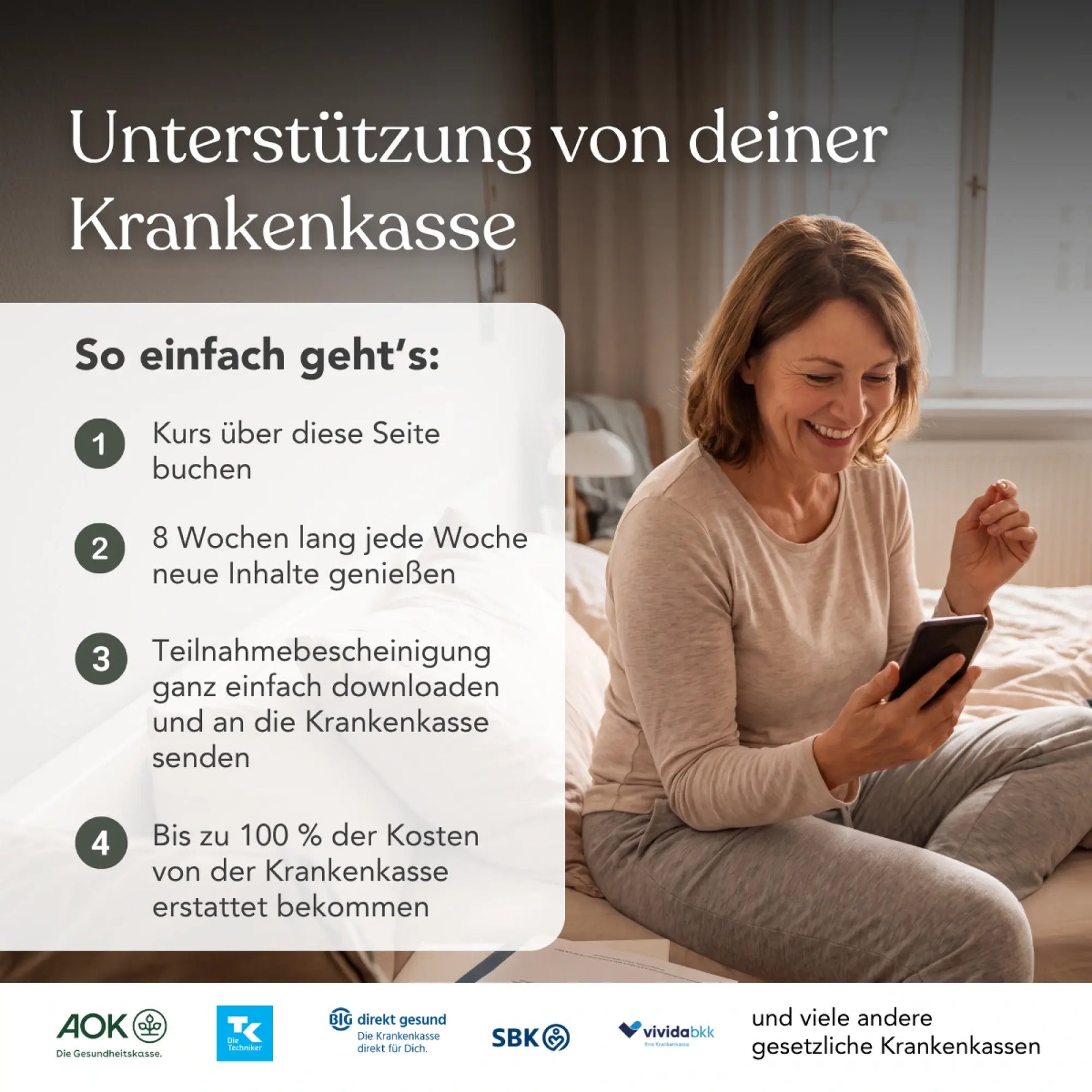 Eine Frau sitzt lächelnd auf einem Bett und hält ihr Smartphone in der Hand. In einer Infobox werden die Schritte beschrieben, wie man eine Kostenübernahme durch die Krankenkasse für einen Kurs „Funktionelles Beweglichkeitstraining für die Schulter“ nach Liebscher & Bracht beantragen kann. Am unteren Rand sind mehrere Logos von Krankenkassen zu sehen, die auf die verfügbaren Möglichkeiten zur Verbesserung der Schulterbeweglichkeit mit diesem Programm hinweisen.