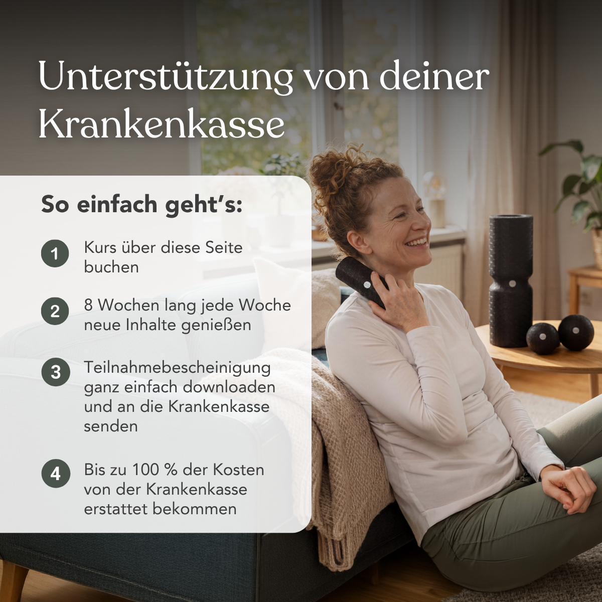 Eine Frau wendet auf ihrer Yogamatte das „Funktionelle Faszientraining“ von Liebscher & Bracht an. Der Text erklärt, wie du einen Zuschuss von der Krankenkasse für den Gesundheitskurs „Funktionelles Faszientraining (Beweglichkeit)“ erhältst.