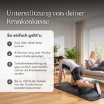 Ein Mann trainiert mit einer Schaumstoffrolle auf der Yogamatte nach dem Programm „Funktionelles Beweglichkeitstraining für den ganzen Körper“ von Liebscher & Bracht, während eine Frau auf dem Sofa ein Tablet benutzt. Eine Kostenerstattung von bis zu 100 % durch die Krankenkasse ist möglich.