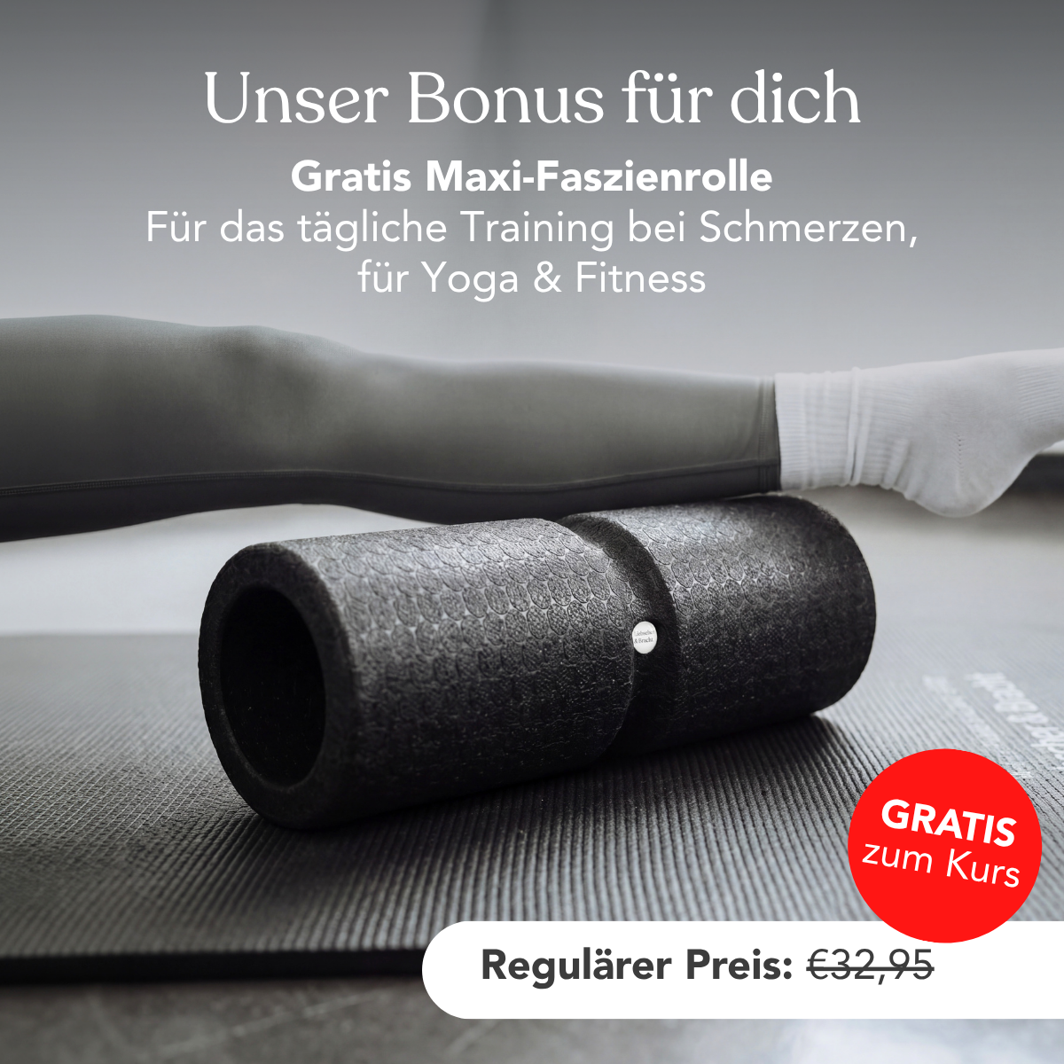 Eine Person benutzt eine schwarze Schaumstoffrolle auf einer Yogamatte. Der deutsche Text wirbt für eine KOSTENLOSE Maxi-Schaumstoffrolle (regulärer Preis 32,95 €) im Rahmen des Kurses „Funktionelles Beweglichkeitstraining für den ganzen Körper“ von Liebscher & Bracht zur täglichen Entlastung und zur Unterstützung der Körperhaltung.