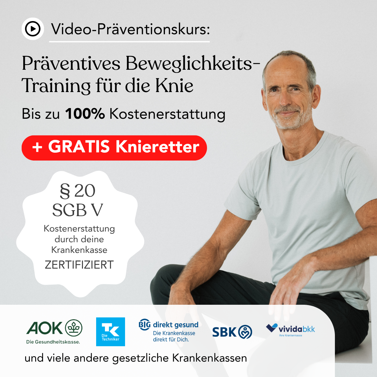 Ein lächelnder älterer Mann in Sportkleidung sitzt drinnen auf einer Trainingsmatte und wirbt für das „Präventives Beweglichkeitstraining für die Knie“ von Liebscher & Bracht – mit kostenlosen Knieschonern und einer Erstattung von bis zu 100 % durch die deutsche Krankenkasse.