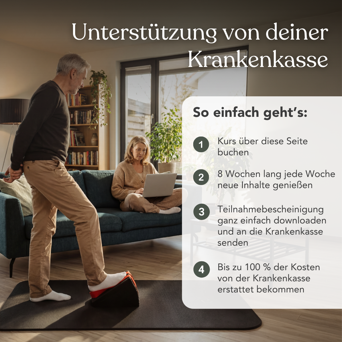 Ein älterer Mann trainiert mit dem Liebscher & Bracht-Produkt „Präventives Beweglichkeitstraining für die Knie“, während im Hintergrund eine Frau Yoga macht. Daneben finden sich Informationen zu Zuschüssen der Krankenkassen und Kurserstattungen.