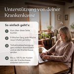 Eine Frau sitzt mit Laptop und Tasse am Tisch, daneben steht eine Pflanze am Fenster. Im Vordergrund erläutert eine Infografik die Schritte zur Inanspruchnahme der Krankenkassenunterstützung für den Onlinekurs „Präventives Beweglichkeitstraining für die Hüfte“ von Liebscher & Bracht.