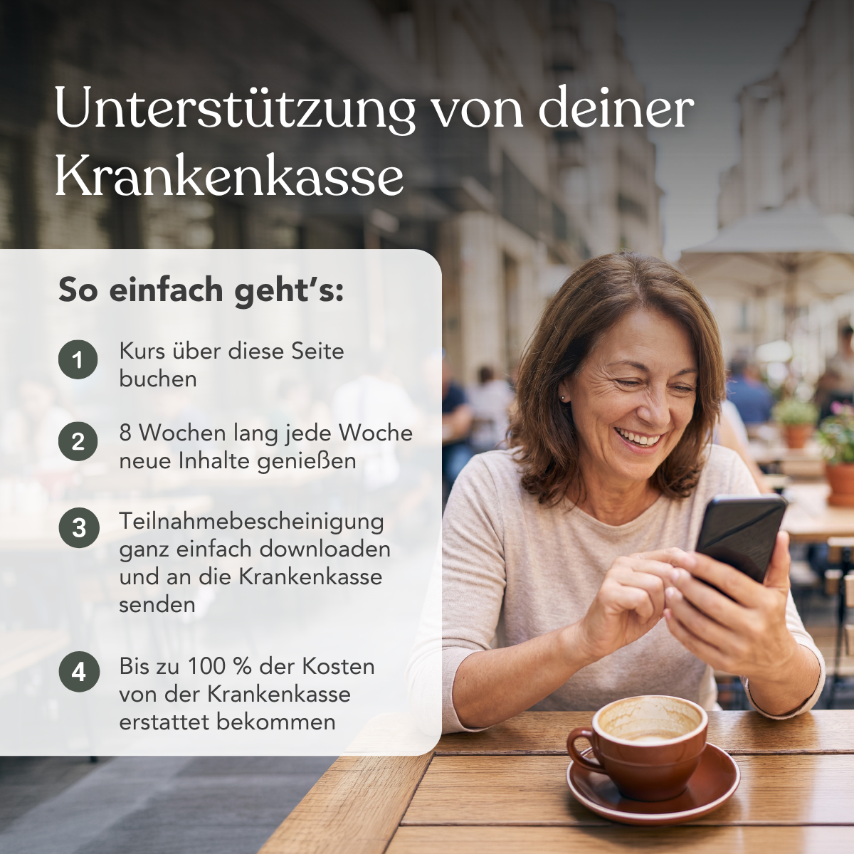Eine lächelnde Frau genießt ihren Kaffee in einem Straßencafé und schaut auf ihr Handy. Der Text erklärt in vier Schritten, wie Ihre Krankenkasse die Kosten für das „Funktionelles Beweglichkeitstraining für den Rücken“ von Liebscher & Bracht erstatten kann. Im Hintergrund ist eine lebhafte Straßenszene zu sehen.