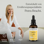 Eine lächelnde Frau mit hellem Haar in weißer Kleidung sitzt neben einer Flasche mit der Aufschrift Liebscher & Bracht Vitamin D3+K2VITAL® Tropfen. Der Text hebt Premiumqualität, vegan, Made in Germany hervor, mit einer deutschen Produktbeschreibung im Hintergrund.