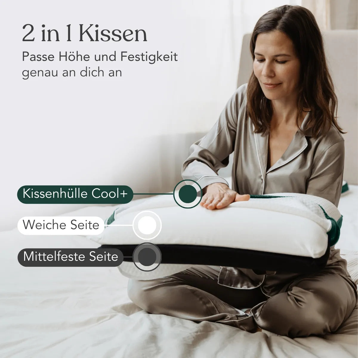 Eine Frau im Pyjama sitzt auf einem Bett und verstellt ein Liebscher & Bracht Kissen Clean+. Das Bild zeigt den Cool+-Bezug und die beiden Komfortseiten für alle Schlafpositionen, während ein deutscher Text die Verstellbarkeit des Kissens erklärt.
