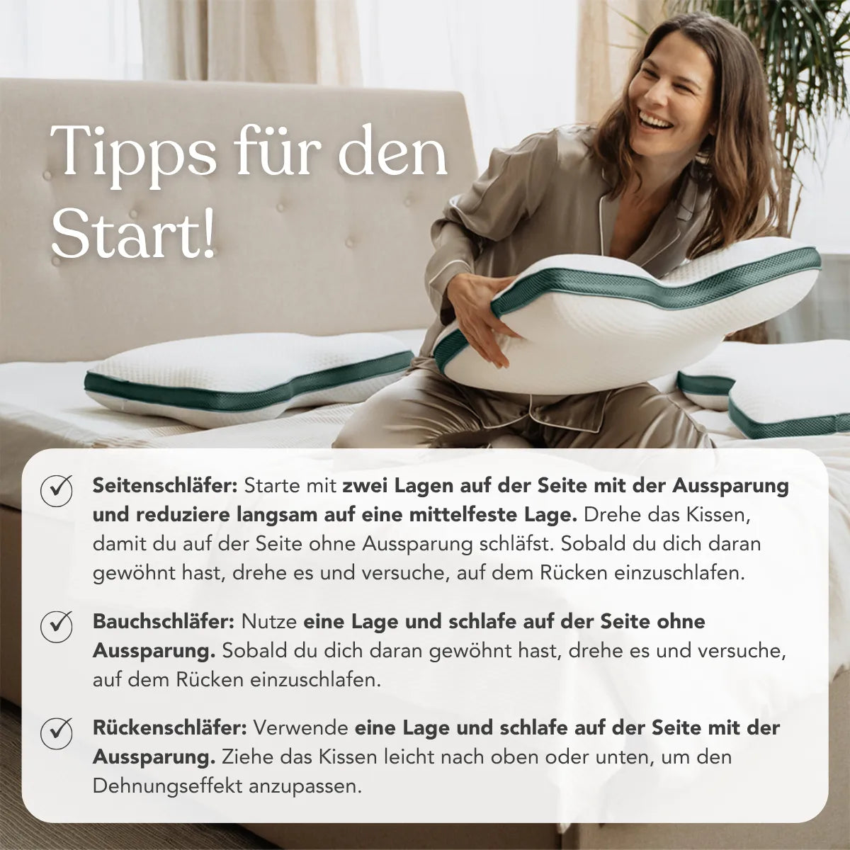 Eine lächelnde Frau im Pyjama sitzt auf einem Bett und hält ein Liebscher & Bracht Kissen Clean+. Der Text neben ihr gibt Tipps für besseren Schlaf durch die ideale Kissenposition für Rückenlage und andere Schlafpositionen.