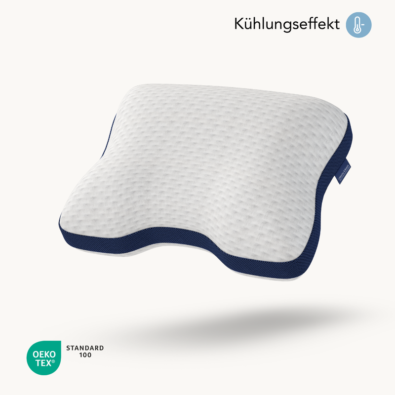 Das Liebscher & Bracht Kissen Cool+ hat eine strukturierte orthopädische weiße Oberfläche, dunkelblaue Ränder und ein Etikett. Die auf der weißen Oberfläche schwebenden Icons heben die Unterstützung der Schlafpositionen, den Kühleffekt und die OEKO-TEX Standard 100 Zertifizierung hervor.