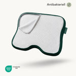 Die Clean+ Kissenhülle von Liebscher & Bracht ist eine rechteckige weiß-grüne orthopädische Kissenhülle mit einer strukturierten Oberfläche. Sie ist abnehmbar und trägt die Zertifizierungssymbole "Antibakteriell" und "OEKO-TEX Standard 100".