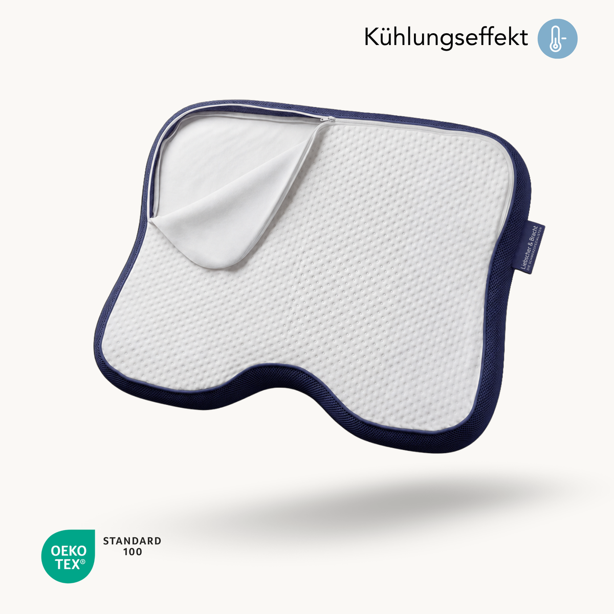 Die Cool+ Kissenhülle von Liebscher & Bracht ist eine weiß-blaue ergonomische Kissenhülle mit strukturierter Oberfläche, die an den Ecken hochgezogen ist, um das Innenmaterial freizulegen, mit der Aufschrift Kühlungseffekt und dem Logo der OEKO-TEX Standard 100 Zertifizierung.