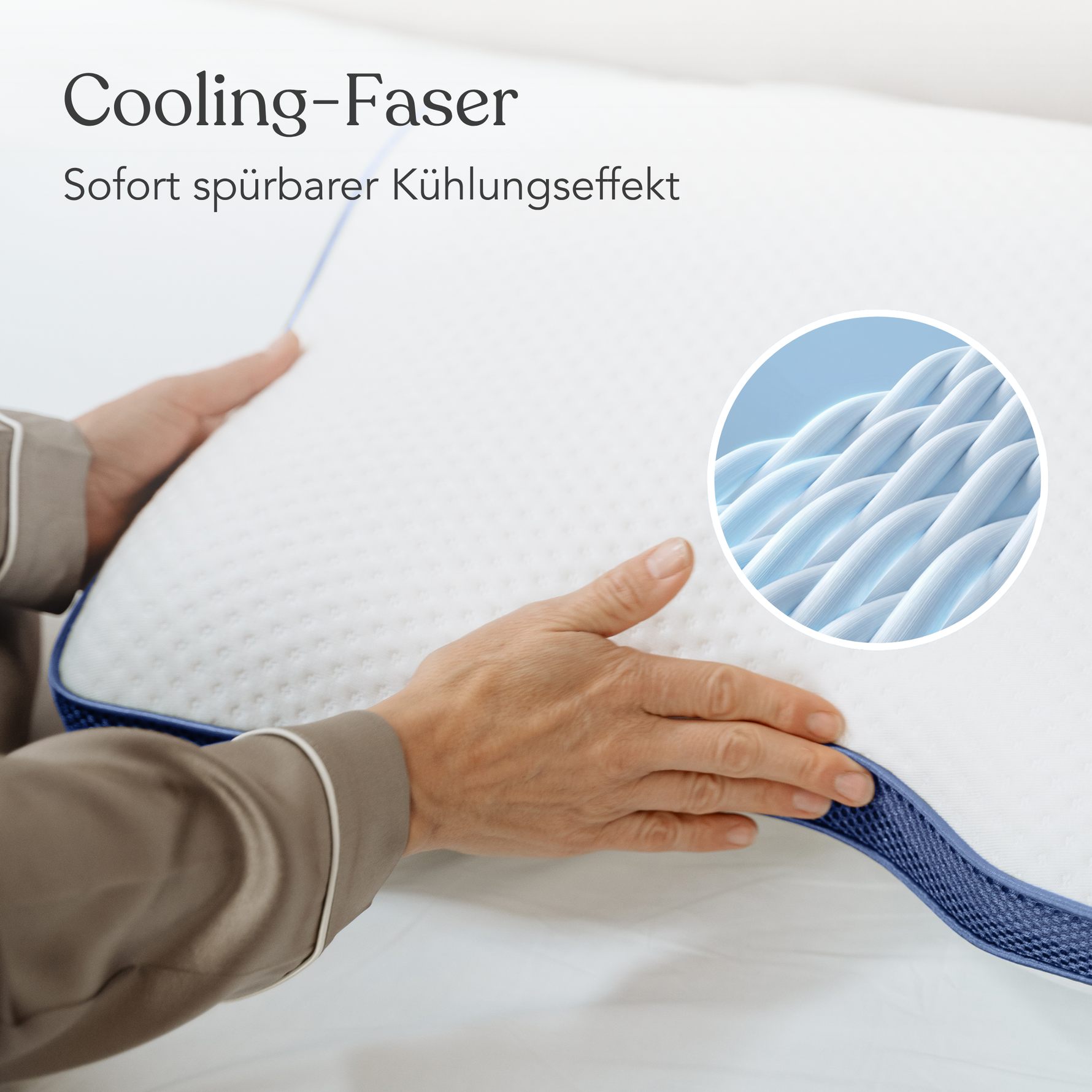 Eine Person im Schlafanzug hält eine Liebscher & Bracht Cool+ Kissenhülle mit blauen Netzseiten; ein Einsatz zeigt ihre kühlenden Fasern. Der deutsche Text unterstreicht den sofort spürbaren Kühleffekt.