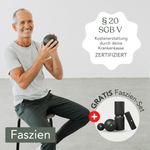 Älterer Mann in Sportkleidung hält einen schwarzen Faszienball. Werbung auf Deutsch für Liebscher & Bracht Funktionelles Faszientraining (Beweglichkeit) mit ganzheitlichem Konzept und kostenlosem Faszienset-Zuschuss durch die Krankenkasse.
