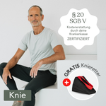 Ein lächelnder älterer Mann in Sportkleidung sitzt auf weißen Stufen. Der Text wirbt für Liebscher & Brachts "Präventives Beweglichkeitstraining für die Knie", § 20 SGB V zertifiziert, krankenversichert, mit einem kostenlosen Knieretter. "Knie" ist am Knie beschriftet.