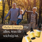 Ein älteres Paar schaukelt ein lächelndes Mädchen zwischen sich in einem sonnigen Herbstpark. Darunter sind Flaschen mit Vitamin D3+K2VITAL® Tropfen von Liebscher & Bracht zu sehen, deren Text auf mehr Energie für das Wesentliche hinweist.