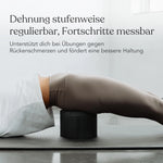 Eine Person liegt auf einer Matte und massiert ihren unteren Rücken mit einem Schaumstoffblock aus dem Dein Rücken-Paket von Liebscher & Bracht; im Begleittext wird auf anpassbare Dehnübungen und messbare Fortschritte hingewiesen.