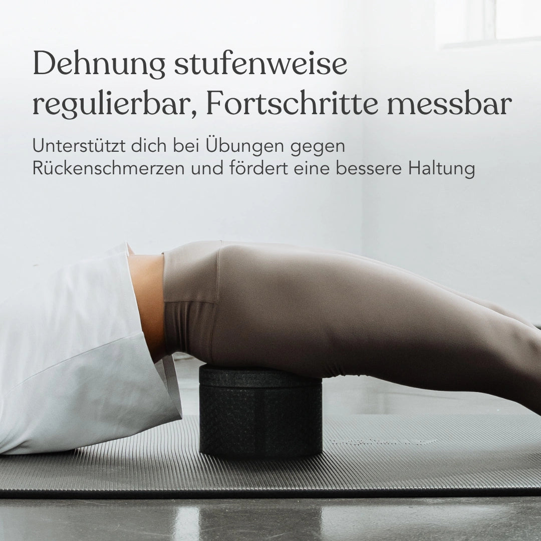 Eine Person liegt auf einer Matte und massiert ihren unteren Rücken mit einem Schaumstoffblock aus dem Dein Rücken-Paket von Liebscher & Bracht; im Begleittext wird auf anpassbare Dehnübungen und messbare Fortschritte hingewiesen.