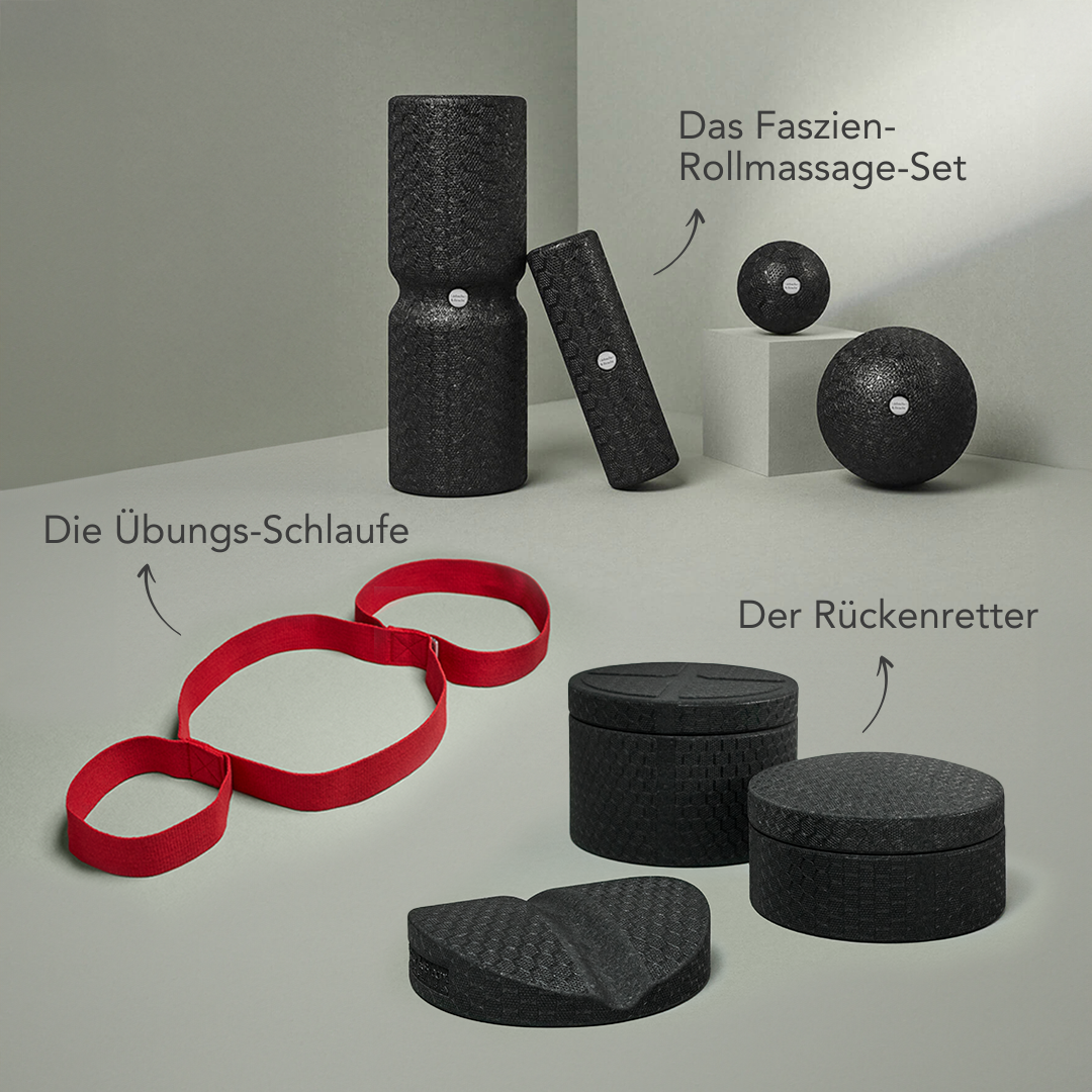 Das Dein Rücken-Paket von Liebscher & Bracht enthält schwarz strukturierte Faszien-Tools (Doppelschaumstoffrolle, zwei Bälle), eine rote Übungsschlaufe und drei Lendenpolster (zwei runde, ein keilförmiges) zur Selbstmassage, abgebildet auf neutralem Hintergrund.