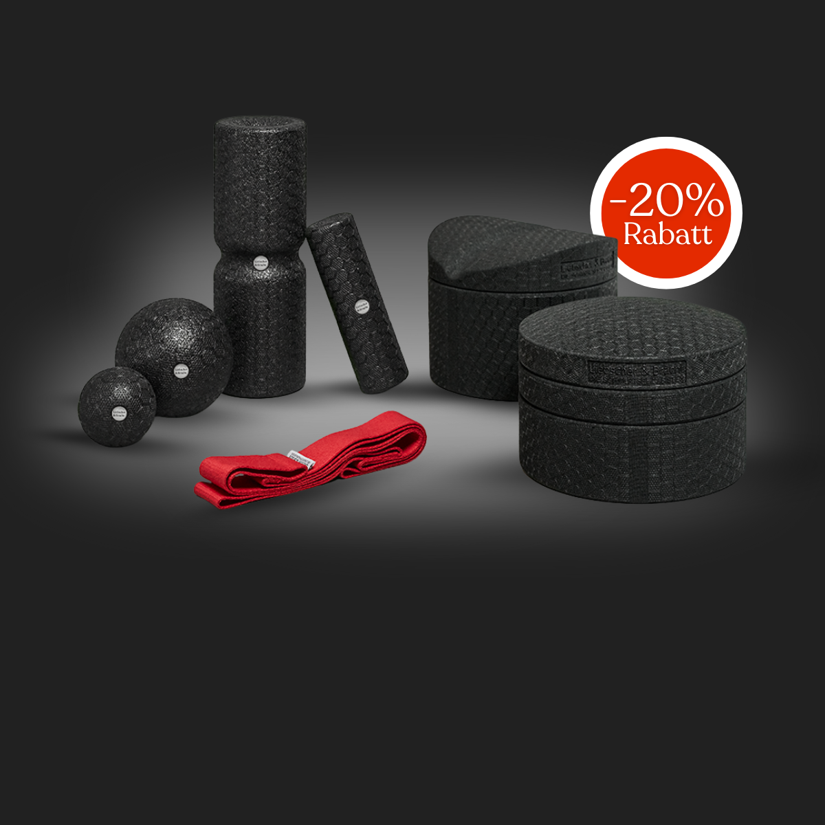 Ein Satz schwarzer, strukturierter Fitness- und Massagegeräte, einschließlich Schaumstoffrollen, Massagebällen und Blöcken, mit einem roten Übungsband und einem roten Abzeichen, das -20% Rabatt anzeigt. Der Hintergrund ist dunkel.