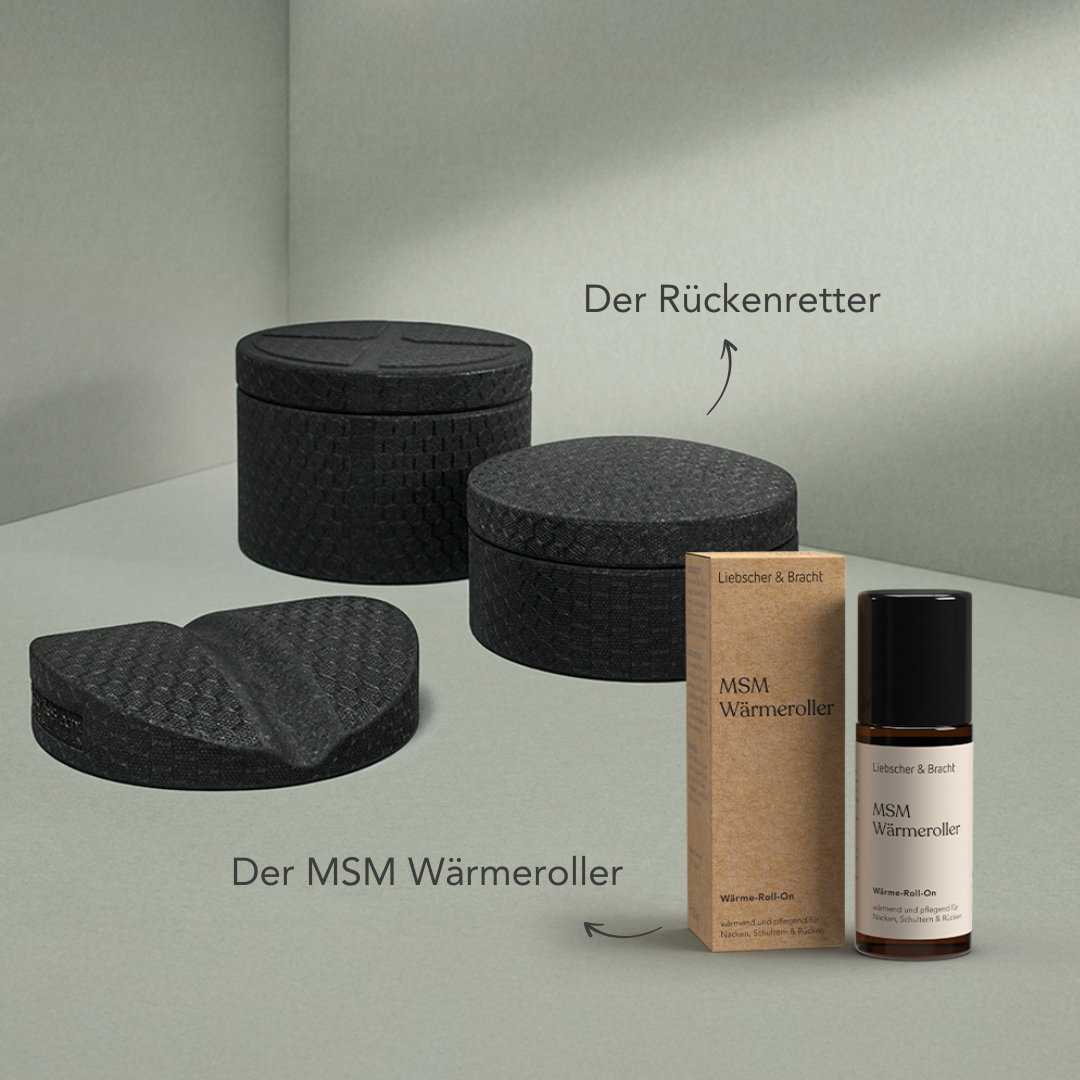 Das Liebscher & Bracht Rückenretter + MSM-Wärmeroller Set, bestehend aus zwei schwarzen Strukturschaum-Rückenstützen und einem MSM Wärmeölroller, wird auf einem hellgrünen Hintergrund mit deutschen Produktetiketten dargestellt.