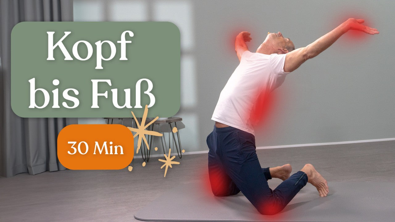 Eine Person kniet auf einer Matte, streckt die Arme nach hinten und wölbt sich nach oben. Der Text lautet Kopf bis Fuß und 30 Min. Kopf, Brust und Gliedmaßen sind rot hervorgehoben. Im Hintergrund sind drei Hocker und eine graue Wand zu sehen.