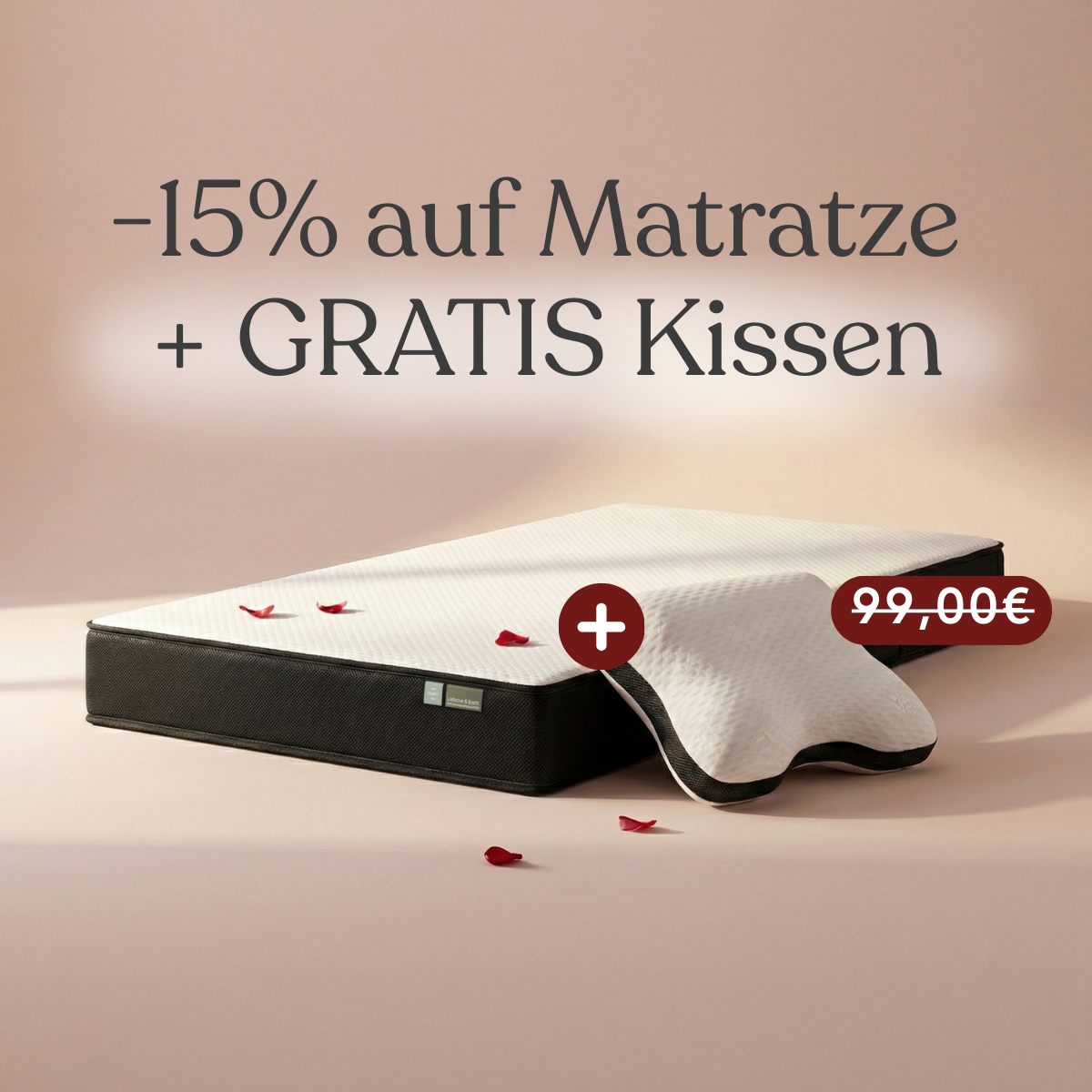 Eine wendbare Matratze von Liebscher & Bracht mit weißem Bezug und roten Rosenblättern liegt vor zartrosa Hintergrund. Text: "-15% auf Matratze + GRATIS Kissen", durchgestrichener Preis 99,00€.