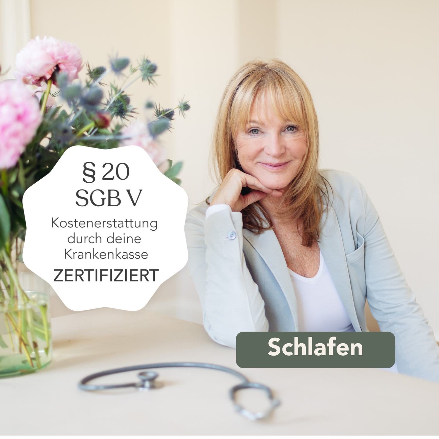 Eine lächelnde blonde Frau sitzt an einem Schreibtisch mit Blumen und einem Stethoskop. Der Text lautet: Liebscher & Bracht - Online-Kurs: Gesunder Schlaf - Energie durch Erholung, §20 SGB V, Kostenerstattung durch deine Krankenkasse, ZERTIFIZIERT. Button: Schlafen.