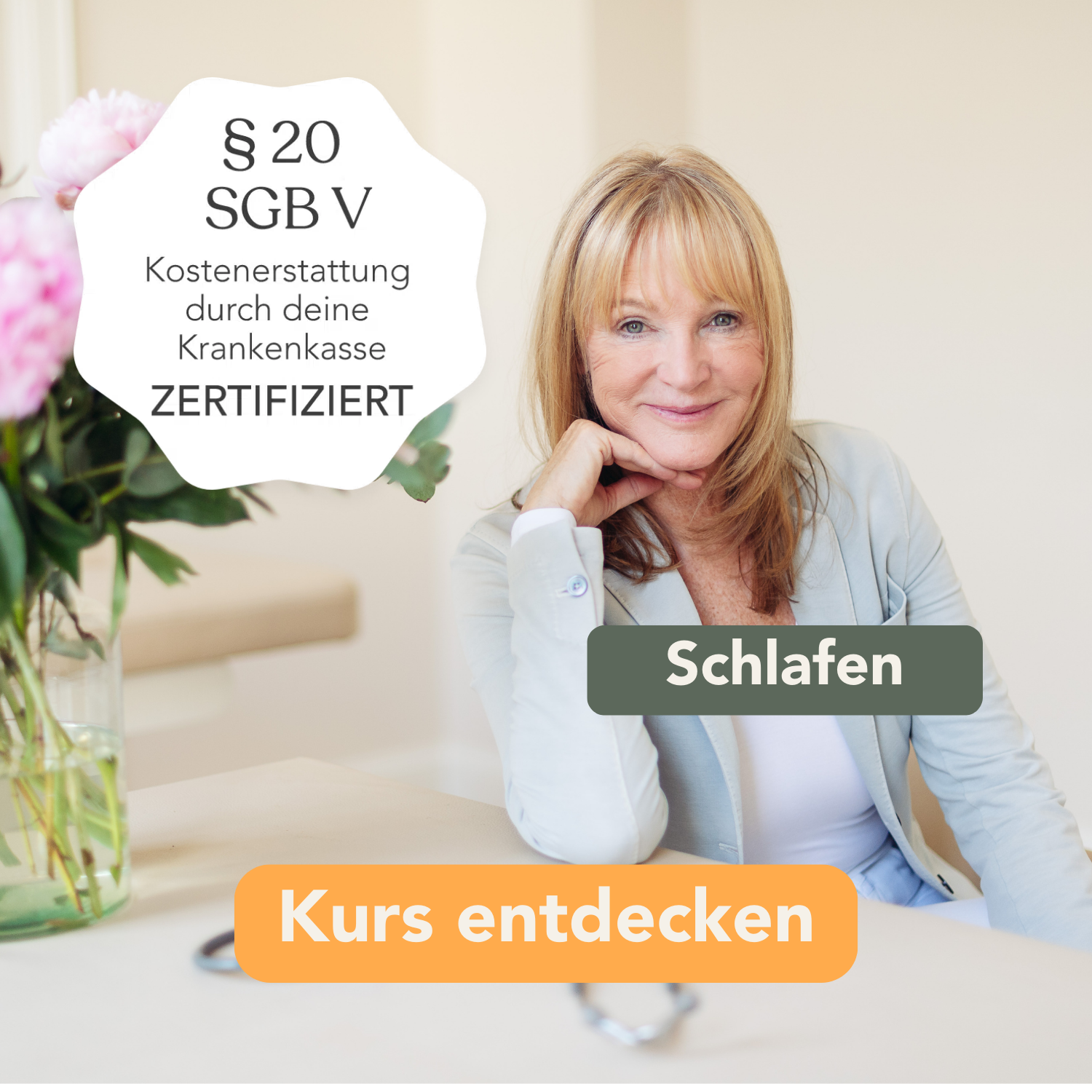 Eine lächelnde Frau sitzt an einem Tisch mit Blumen. Auf den Overlays steht: "§ 20 SGB V Kostenerstattung durch deine Krankenkasse ZERTIFIZIERT", "Schlafen", und "Online-Kurs: Gesunder Schlaf - Energie durch Erholung von Liebscher & Bracht entdecken.