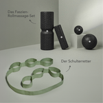 Schwarze Faszienrollen und -bälle stehen aufrecht und aneinander gelehnt. Ein grünes, geschlungenes Widerstandsband liegt daneben. Ein deutscher Text beschriftet die Gegenstände: Dein Schulter-Paket von Liebscher & Bracht.