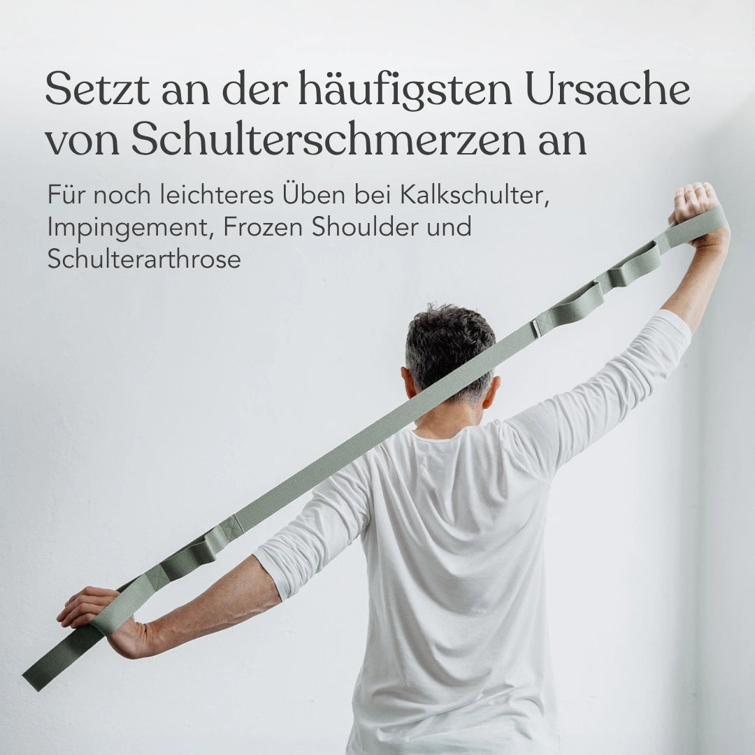 Eine Person, die sich mit einem langen grünen Trainingsband aus dem Dein Schulter-Paket von Liebscher & Bracht dehnt, um Schulterschmerzen zu lindern – eine Technik, die häufig durch den Einsatz von Faszienrollen ergänzt wird.