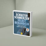 Ein Buch mit dem Titel „Schulterschmerzen selbst behandeln“ von Liebscher & Bracht steht aufrecht vor einer hellgrünen Wand und einem hellgrünen Hintergrund. Der blaue Einband ist mit weißem und blauem Text bedruckt und zeigt in der unteren rechten Ecke ein kleines rundes Foto einer Person.
