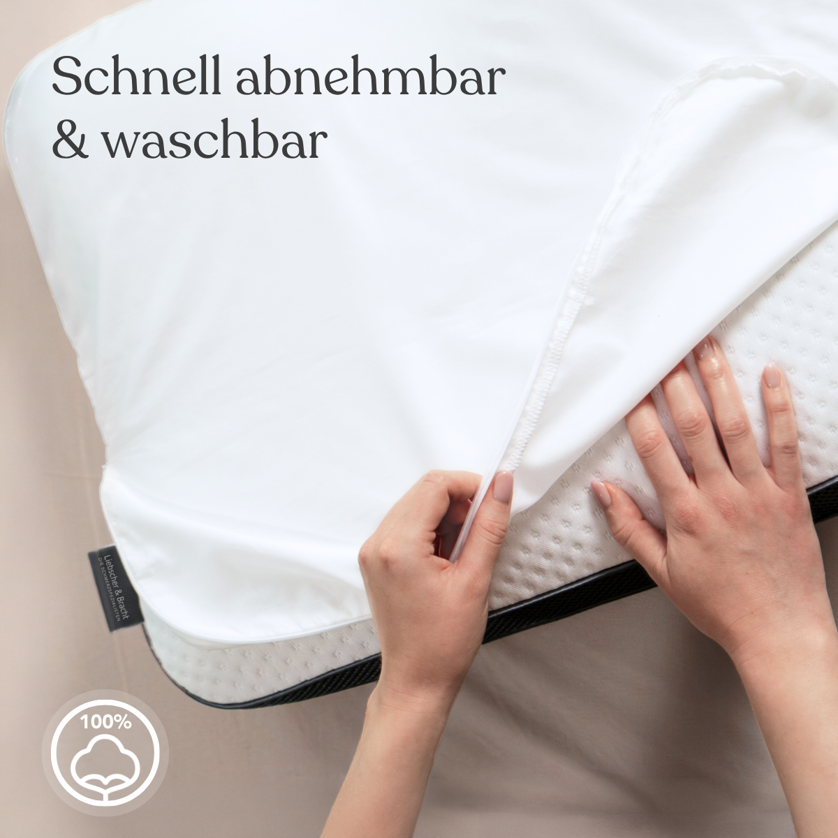 Eine Person nimmt einen weißen Bezug von einem Liebscher & Bracht Kissen + Kissenbezüge Set ab. Der deutsche Text "Schnell abnehmbar & waschbar" erscheint zusammen mit einem Symbol für 100 % Baumwolle in der Ecke.