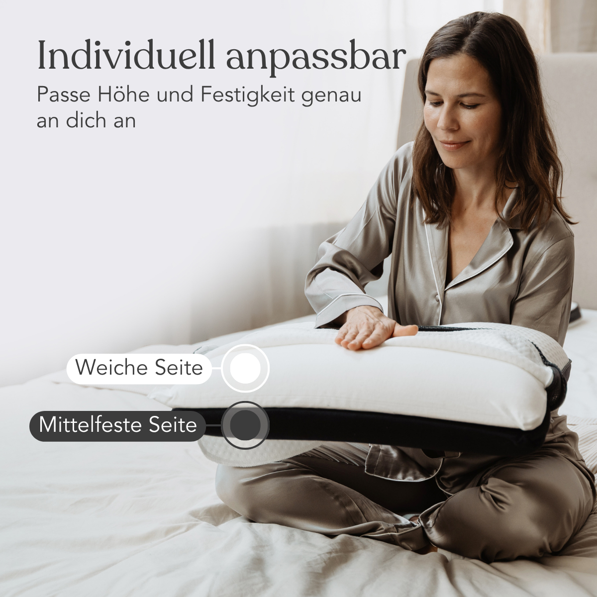 Eine Frau im Pyjama sitzt im Schneidersitz auf einem Bett und verstellt ein Liebscher & Bracht Kissen + Kissenbezüge Set. Der deutsche Text hebt die individuell anpassbare Konstruktion des Kissens mit weichen und mittelfesten Seiten hervor, die eine ruhige und gemütliche Umgebung schaffen.