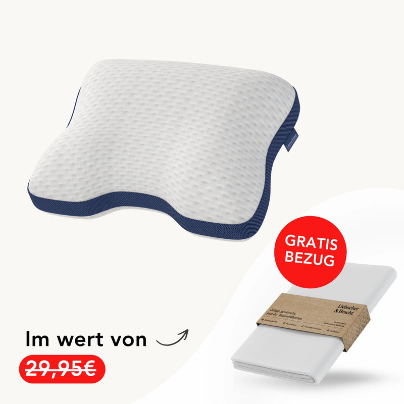 Das orthopädische Kissen „Kissen Cool+“ von Liebscher & Bracht mit blauer Einfassung ist über einem gebündelten weißen Kissenbezug mit der Aufschrift „GRATIS BEZUG“ abgebildet. Dieses „Kissen Cool+“ eignet sich ideal für die Rückenlage und verschiedene Schlafpositionen und wird mit einem kostenlosen Bezug im Wert von 29,95 € geliefert, der nun gratis ist.